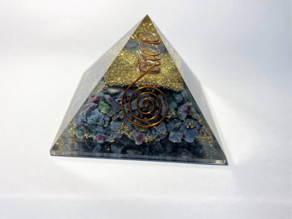 Orgonit Pyramid "Rubin i Kyanit"